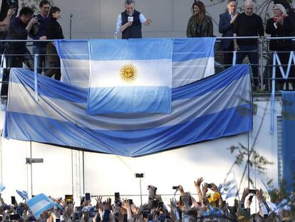 Macri saluda a sus seguidores en el barrio de Belgrano de Buenos Aires.