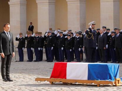 El presidente francés, Emmanuel Macron, durante los honores militares a su predecesor Jacques Chirac. En vídeo, cerca de 30 líderes internacionales se han dado cita en Paris para despedir al ex mandatario galo.
