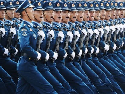 Militares chinos desfilan en la plaza de Tiananmen, este martes. En vídeo, el discurso de Xi Jinping.