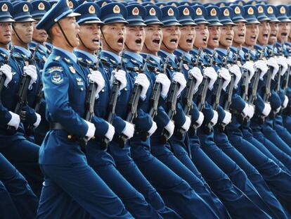 Militares chinos desfilan en la plaza de Tiananmen, este martes. En vídeo, el discurso de Xi Jinping.