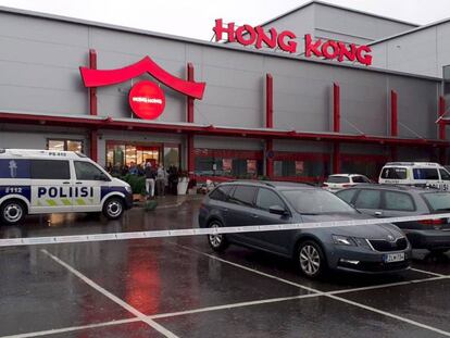 La policía llega al centro comercial de Kuopio (Finlandia) donde han ocurrido los ataques.