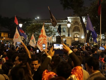 Seguidores de Martín Vizcarra la noche del martes frente al Parlamento. En vídeo, el presidente de Perú disuelve el Congreso y llama a elecciones parlamentarias.