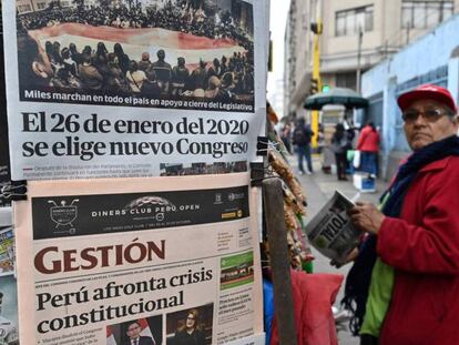 Kiosko de prensa en Lima, un día después del anuncio de la disolución del Congreso. En vídeo, declaraciones de la vicepresidenta peruana.
