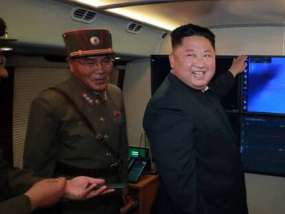 Kim Jong-un supervisa el lanzamiento de un proyectil el pasado mes de agosto.