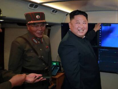 Kim Jong-un supervisa el lanzamiento de un proyectil el pasado mes de agosto.