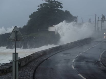El huracán Lorenzo en Angra, capital de la isla Terceira en las Azores. En vídeo, el mar sufre el azote de vientos de más de 200 kilómetros por hora.