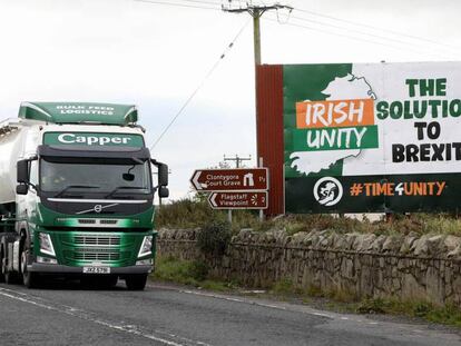 Un camión pasa frente a un cartel contra el Brexit, el martes cerca de la localidad norirlandesa de Newry. En vídeo, el discurso de Johnson en el congreso conservador.