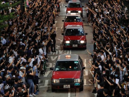 Los manifestantes abren paso a taxis en Hong Kong, durante una protesta en solidaridad con el estudiante baleado por la Policía durante los disturbios del pasado 1 de octubre. En vídeo, el momento del disparo.