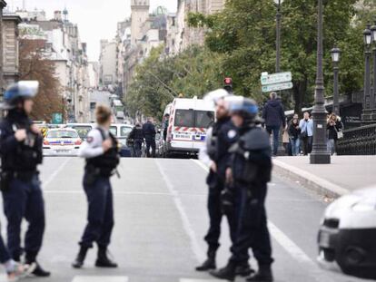 La policía acordona la prefectura de París tras el ataque de este jueves.
