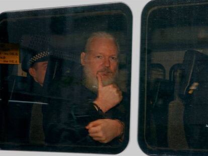 Assange es trasladado tras ser detenido en Londres. En vídeo, la empresa española de seguridad abrió y fotografió los móviles de periodistas americanos que visitaron a Assange en la Embajada de Ecuador en Londres.