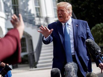 El presidente Trump, con periodistas en la Casa Blanca. En vídeo, las claves del 'impeachment' a Trump.