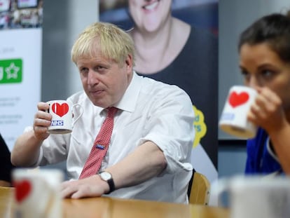 Boris Johnson visita el hospital Watford General, al norte de Londres. En vídeo, el líder laborista, Jeremy Corbyn, rechaza la última propuesta del primer ministro.
