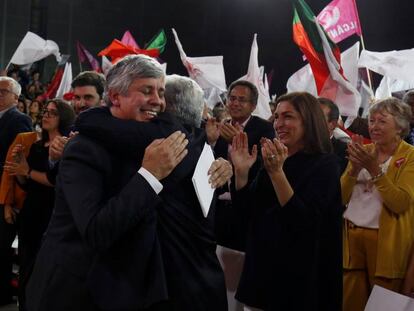 Mário Centeno abraza al primer ministro, António Costa. En vídeo, el Partido Socialista gana las elecciones en Portugal.