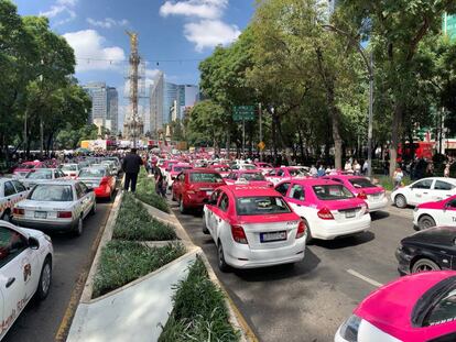 La protesta de los taxistas mexicanos, en el Ángel de la Independencia.