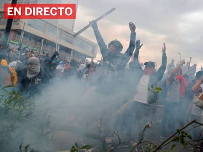 Manifestantes se enfrentan a la policía a las puertas de la Asamblea Nacional de Ecuador, este martes en Quito. En vídeo, imágenes en directo de las protestas en Ecuador.