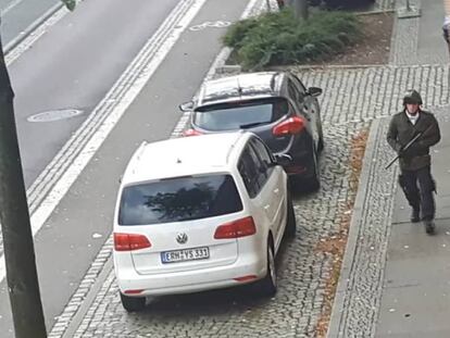 El asaltante, durante el tiroteo en Halle, (Alemania). En vídeo, el terrorista dispara durante el atentado.