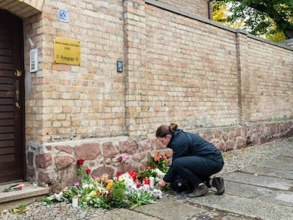 Flores y velas ante la sinagoga de Halle. En vídeo, las imágenes del ataque.