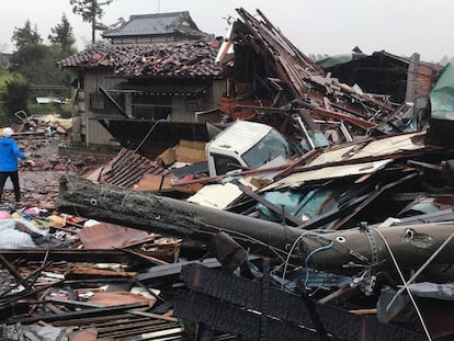 Un hombre camina por los escombros de varias casas desplomadas por el tifón Hagibis en Ichihara, al este de Tokio. En vídeo, así ha sido la llegada del supertifón a Japón.