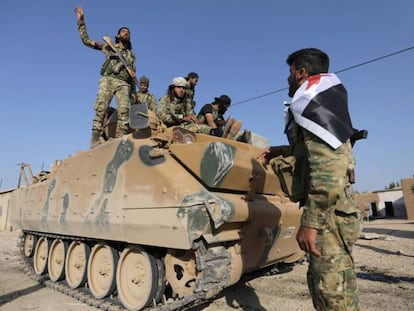 Soldados rebeldes sirios respaldados por Turquía en un camión militar en la aldea de Yabisa, cerca de la frontera entre los dos países.
