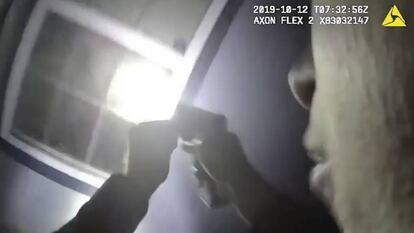 Una imagen captada por la cámera de vídeo que cargaba el policía de Fort Worth. En vídeo, la grabación de la policía.