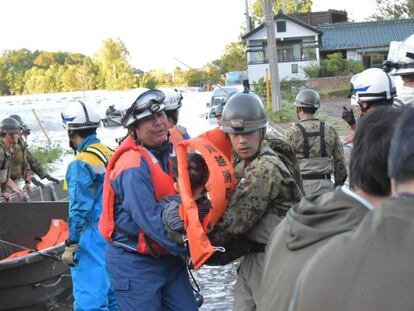 Los equipo de rescate evacuan a residentes en la zona afectada por el tifón en Kawagoe (Japón).