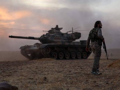 Soldados en torno a un tanque turco en el norte de Siria. En vídeo, declaraciones de Mike Pence, videpresidente de EE UU, y de Recep Tayyip Erdogan, presidente de Turquía.