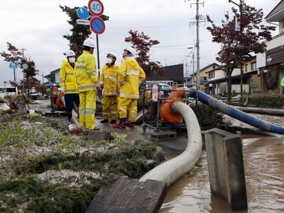 Una brigada de bomberos trabaja este martes en una zona inundada de Nagano. En vídeo, imágenes de la destrucción en Japón.