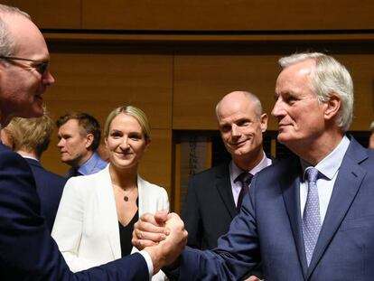 El ministro irlandés de Exteriores, Simon Coveney (izquierda), saluda al negociador comunitario, Michel Barnier, este martes en Luxemburgo. En vídeo, las declaraciones de Barnier