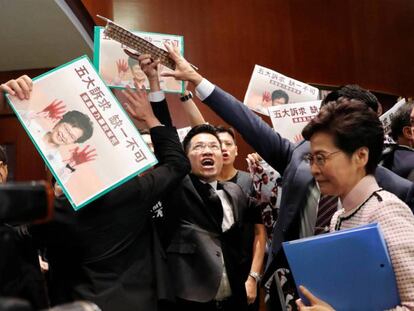 La líder hongkonesa Carrie Lam, a su llegada al Parlamento para pronunciar su discurso anual, este miércoles.