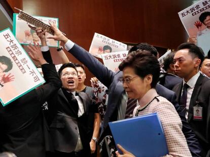 La líder hongkonesa Carrie Lam, a su llegada al Parlamento para pronunciar su discurso anual, este miércoles.