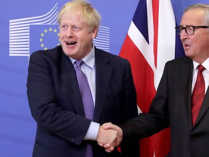 Johnson y Juncker se dan la mano durante la rueda de prensa de hoy.