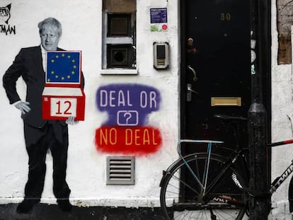 Un grafiti con la figura de Boris Johson, en un edificio de viviendas de Londres.