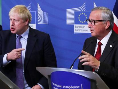 El presidente de la Comisión Europea, Jean-Claude Juncker (derecha), durante una intervención con Boris Johnson en Bruselas, este jueves. En vídeo, las primeras declaraciones del primer ministro británico tras el acuerdo.