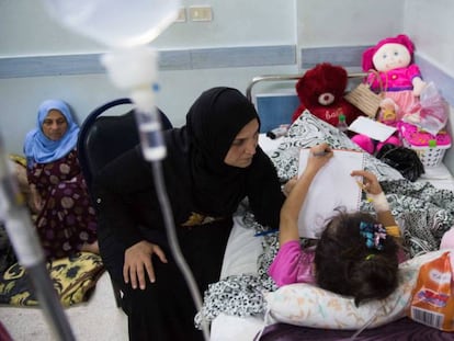 La pequeña Sara, de ocho años, junto a su madre, Nariman Al Garib, este miércoles, en un hospital de Qamishli. En vídeo, explicación de la estampida.