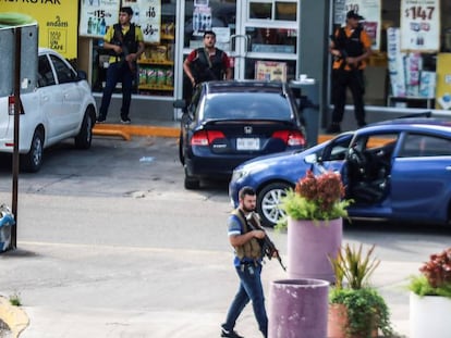 Miembros del cártel durante el enfrentamiento con la policía.