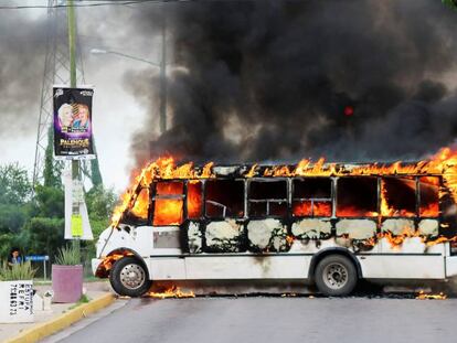 Un camión en llamas tras los enfrentamientos en Culiacán, Sinaloa.