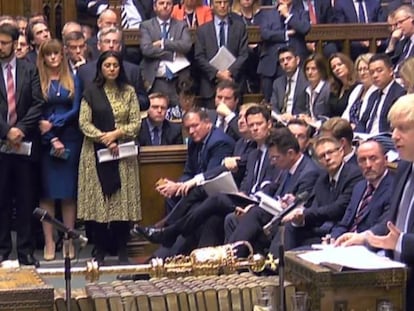 El primer ministro británico, Boris Johnson, se dirige a los diputados este sábado en el Parlamento. En vídeo, la intervención de Jeremy Corbyn.
