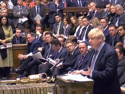 El primer ministro británico, Boris Johnson, se dirige a los diputados este sábado en el Parlamento. En vídeo, la intervención de Jeremy Corbyn.