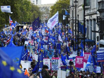 Marcha para exigir un referéndum sobre el acuerdo del Brexit, este sábado en Londres. En vídeo, así ha sido la marcha.