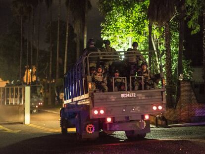 Un grupo de soldados, a su llegada a Culiacán este viernes. En vídeo, López Obrador defiende la liberación del hijo de El Chapo.