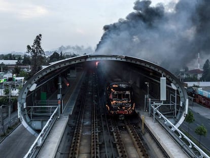 Vagones del metro calcinados tras las protestas en Santiago, este sábado. En vídeo, imágenes de los disturbios en Chile.