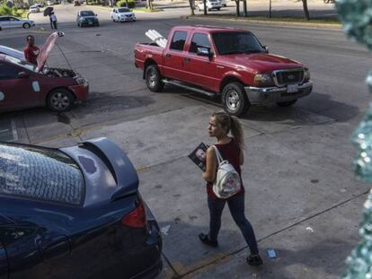 Un cristal quebrado por los impactos de bala en Culiacán, este sábado.