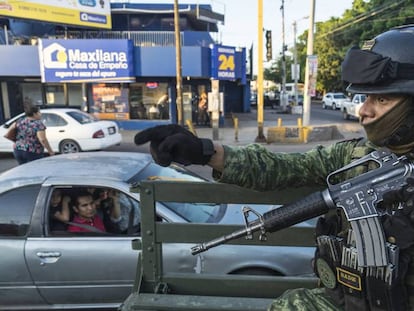 Militares patrullan la zona de Villa Universidad, en Culiacán.