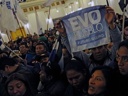Simpatizantes del presidente Evo Morales, la noche de este domingo.