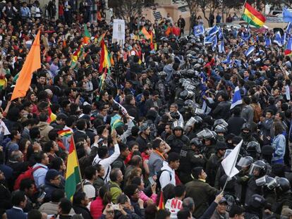 Un cuestionado recuento de votos sitúa a Evo Morales al borde de la victoria y eleva la tensión en Bolivia