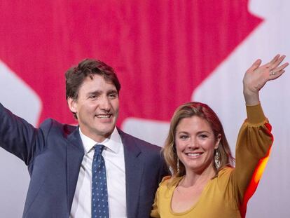 Justin Trudeau y su esposa, Sophie Grégoire Trudeau, celebran la victoria.