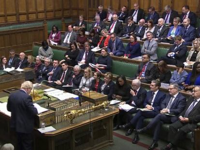 Boris Johnson, de espaldas, habla este martes en el Parlamento británico. En vídeo, el momento en el que se anuncia el resultado de la votación.