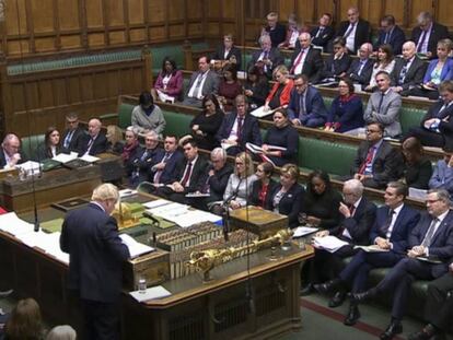 Boris Johnson, de espaldas, habla este martes en el Parlamento británico. En vídeo, el momento en el que se anuncia el resultado de la votación.