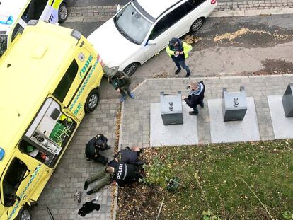 Agentes de la policía detienen al sospechoso del ataque este martes en Oslo.