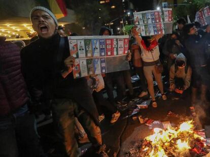 Simpatizantes de Carlos Mesa queman papeletas en La Paz. En vídeo, resumen de las protestas.